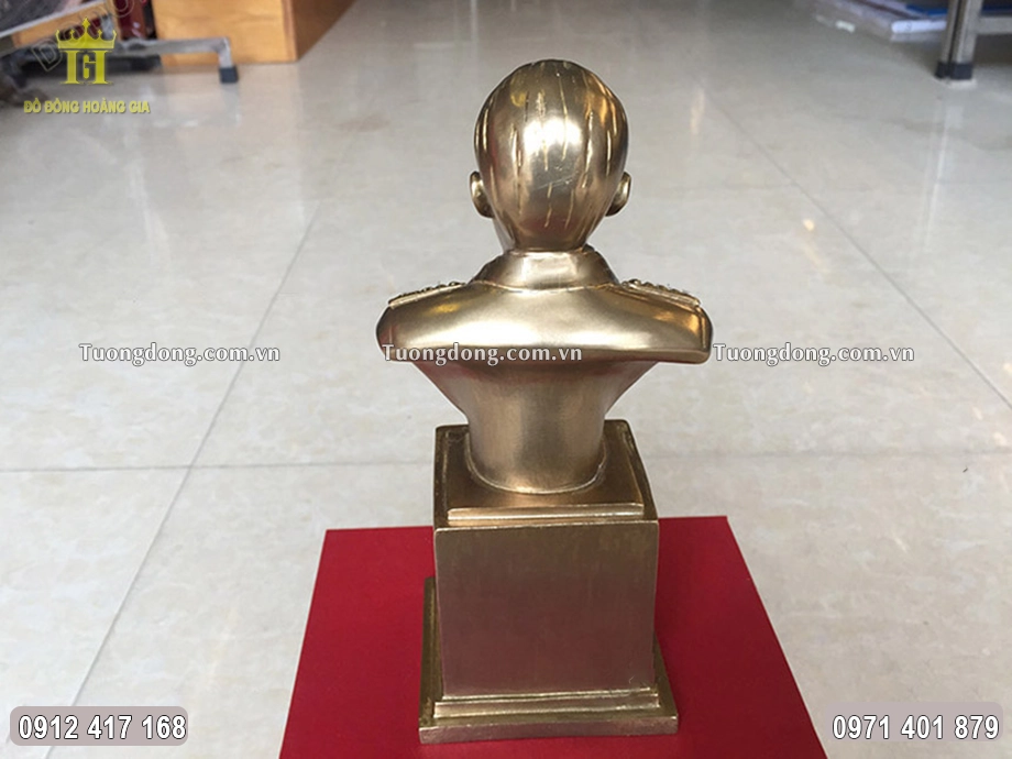 Hình ảnh phía sau của bức tượng